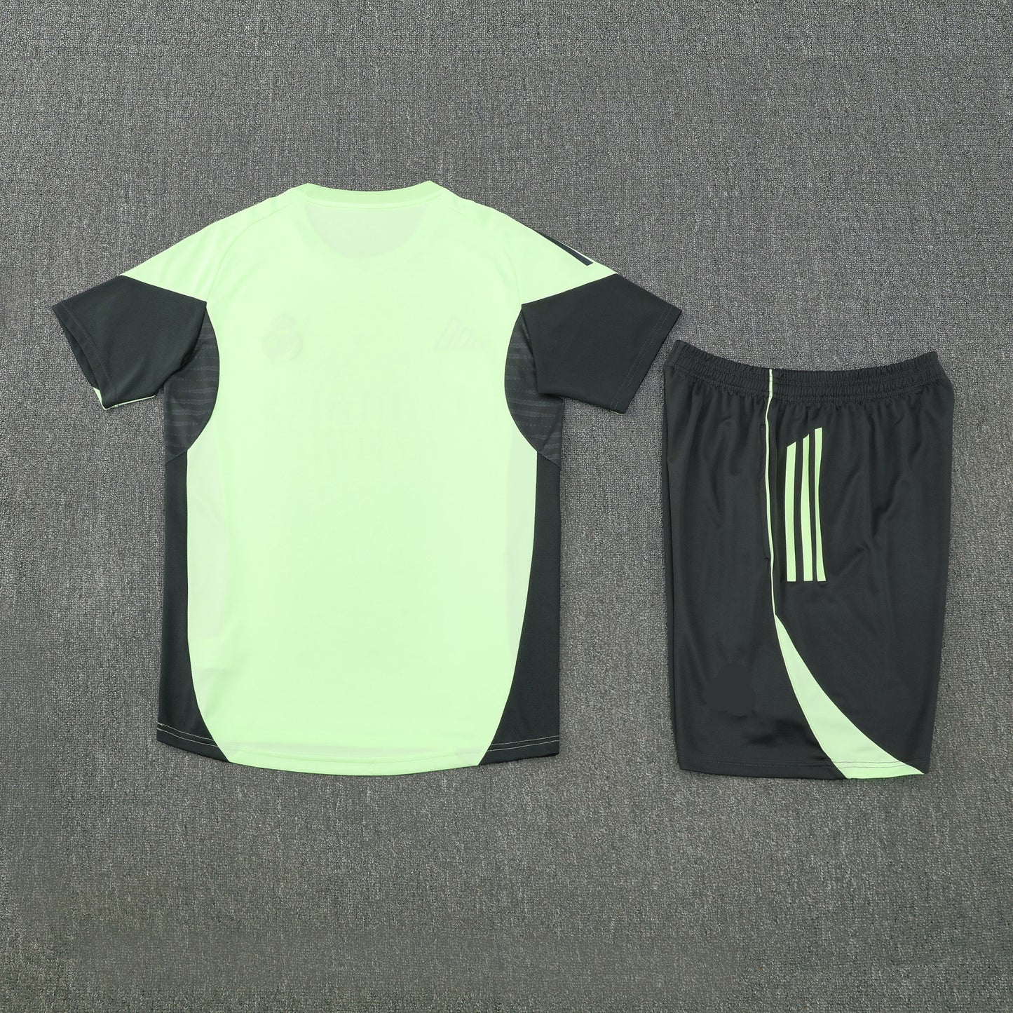 Conjunto de entrenamiento Real Madrid 1 – Camiseta y pantalón corto