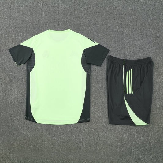 Conjunto de entrenamiento Real Madrid 1 – Camiseta y pantalón corto